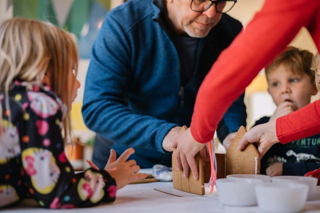 Weihnachtsgeschenk für Oma und Opa von Enkel – schöne Ideen und hilfreche Tipps